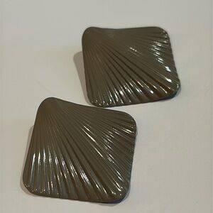 Vintage 80’s Metal Taupe Diamond Shaped Shell Earrings